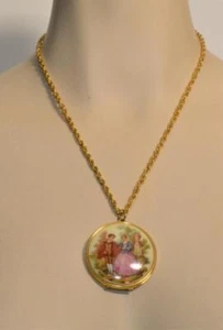 Vintage Goldfarbig Emaille Fragonard Szene Rund Foto Medaillon Auf 18 " Kette - Bild 1 von 4