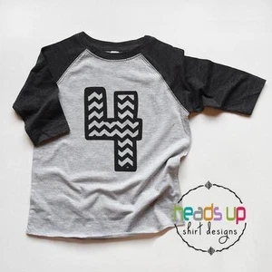 4 Chevron Birthday Shirt Raglan - T-shirt compleanno bambino/ragazza quattro - gemelli - Foto 1 di 2