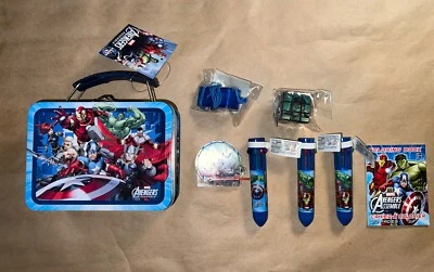 Lote Stocking Stuffer - Tin Box Co. Marvel Avengers Mini lonchera de hojalata, silbato... Foto 1 de 4
