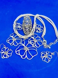 Lote de 3 piezas de collar, pendiente y anillo de flores blanco y plateado con cable trenzado - Imagen 1 de 9