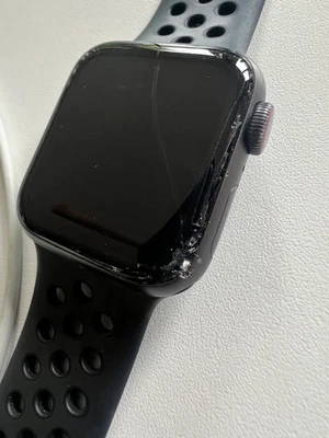 Apple Watch Series 6 Nike 40mm Space Grau Aluminiumgehäuse mit Anthrazit/Schwarz - Bild 1 von 4