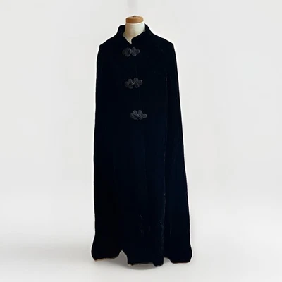 IMPRESIONANTE Capa de Ópera de Terciopelo Saks Fifth Avenue De Colección Negra Larga Satinada Mediana Foto 1 de 4