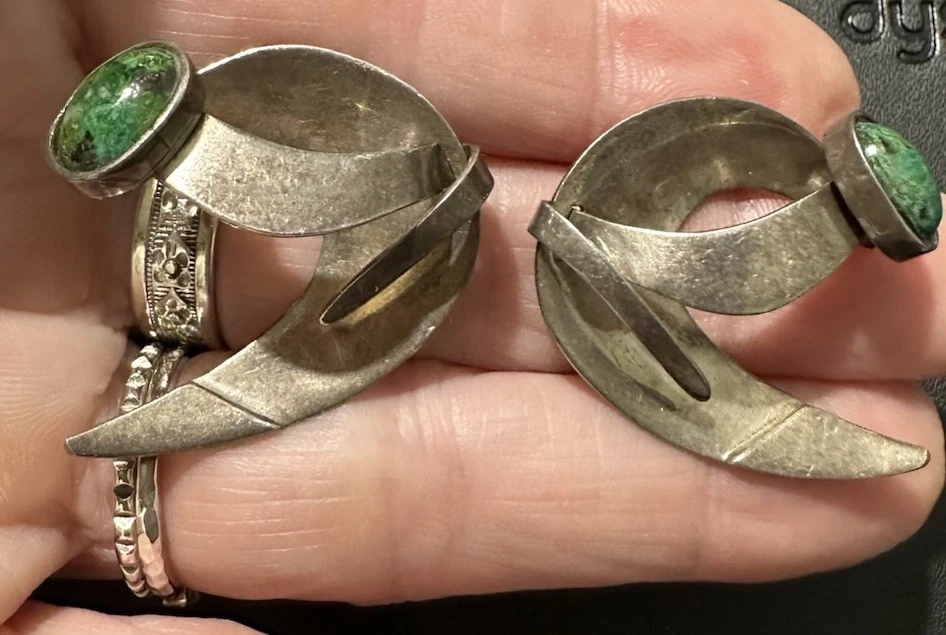ВИНТАЖНЫЕ СЕРЬГИ БРУТАЛИСТА ИЗ ОКИСЛЕННОГО СЕРЕБРА ВЫСШЕЙ ПРОБЫ С ЗЕЛЕНЫМ КАМНЕМ - Изображение 1 из 4