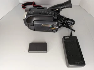 Retro JVC GR-AXM100U Compact VHS Camcorder With Charger And Bag - Picture 1 of 12