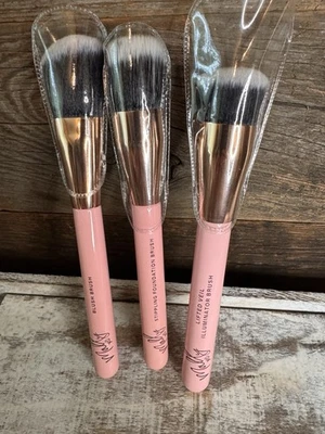 🌸 Mally XO Pink Brush Trio - Elegante imprescindible para una cara impecable Precio de venta sugerido por el fabricante $75🌸 Foto 1 de 3
