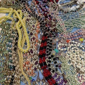 Riesiges Schmuck Konvolut Vintage tragbare Perlenketten Kunststoff langer Strang - Bild 1 von 15