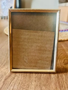 Cornice portafoto vintage tono oro 3,25x4,25 bordo ornato con perline - Foto 1 di 6