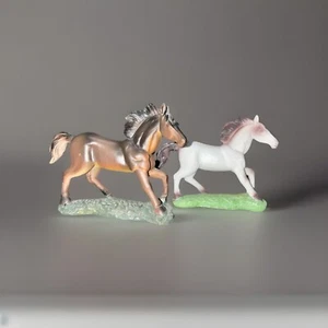 Horse Figurines : White & Brown Horses - Picture 1 of 8