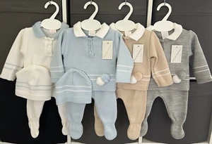 NEUGEBORENES BABY JUNGE STRICKOUTFIT JUNGEN BLAU WEISS BOMMEL SPANISCH VERPACKT KINDERWAGEN GESCHENKSET - Bild 1 von 14