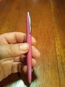 Pluma de punta de bola retráctil vintage Wearever l970s con botón pulsador magenta - Imagen 1 de 6