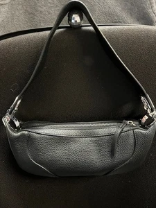 Schwarze Mini Handtasche Amira flach genarbtes Leder - Bild 1 von 4