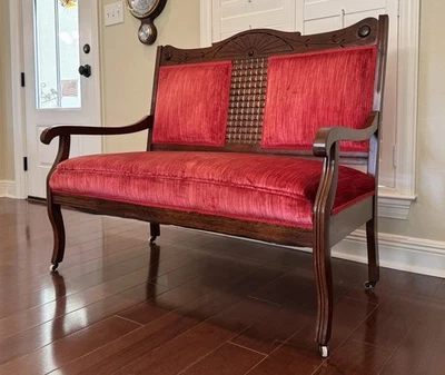 Sofá antiguo Eastlake, tallado a mano Foto 1 de 3