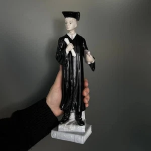 Figura de porcelana estatuilla estudiante graduación niño marca Pavone de Made i - Imagen 1 de 8
