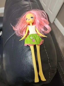 Poupée My Little Pony Equestria fille FLUTTERSHY 2014 haut blanc jupe verte RARE - Photo 1/4