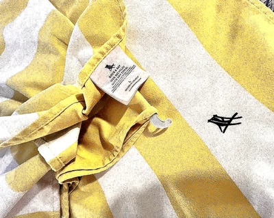 Toalla de playa a rayas amarilla blanca Dock & Bay de secado rápido 100 % reciclada 63" L x 35" W Foto 1 de 4