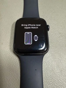 Apple Watch Series SE (2e génération) noire 44 mm GPS + WiFi + cellulaire débloqué - Photo 1 sur 10