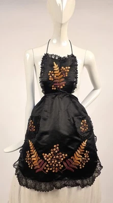 DELANTAL VICTORIANO DE SATÉN DE SEDA NEGRO BORDADO A MANO PARA VESTIR Foto 1 de 4