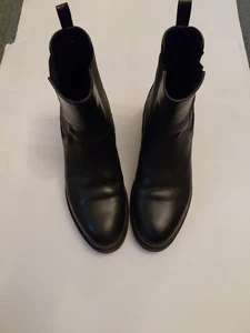 Women's Kenneth Cole Levon 2.0 Welt Chelsea Black Ankle Pull On Boots 9 Leather - Picture 1 of 15