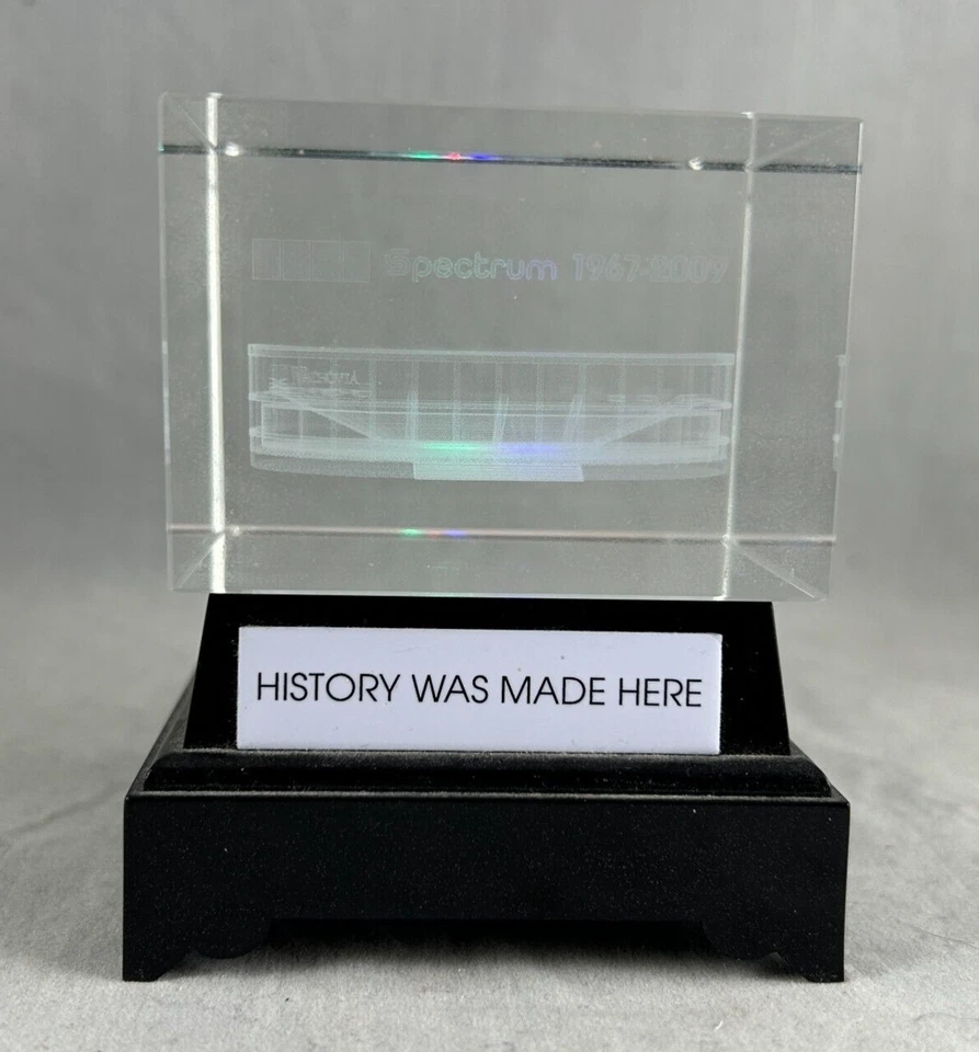 费城 SPECTRUM 1967 - 2009 年 ARENA 3D ETCHED 玻璃立方体 带照明底座 罕见 — 第 1/4 张图片