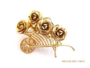 VINTAGE BROOKS GARDEN WHEELBARROW FULL OF ROSES BROOCH - Picture 1 of 5