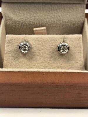 Juego de pendientes de diamantes de 1/3 quilate en oro blanco de 14 quilates Foto 1 de 3