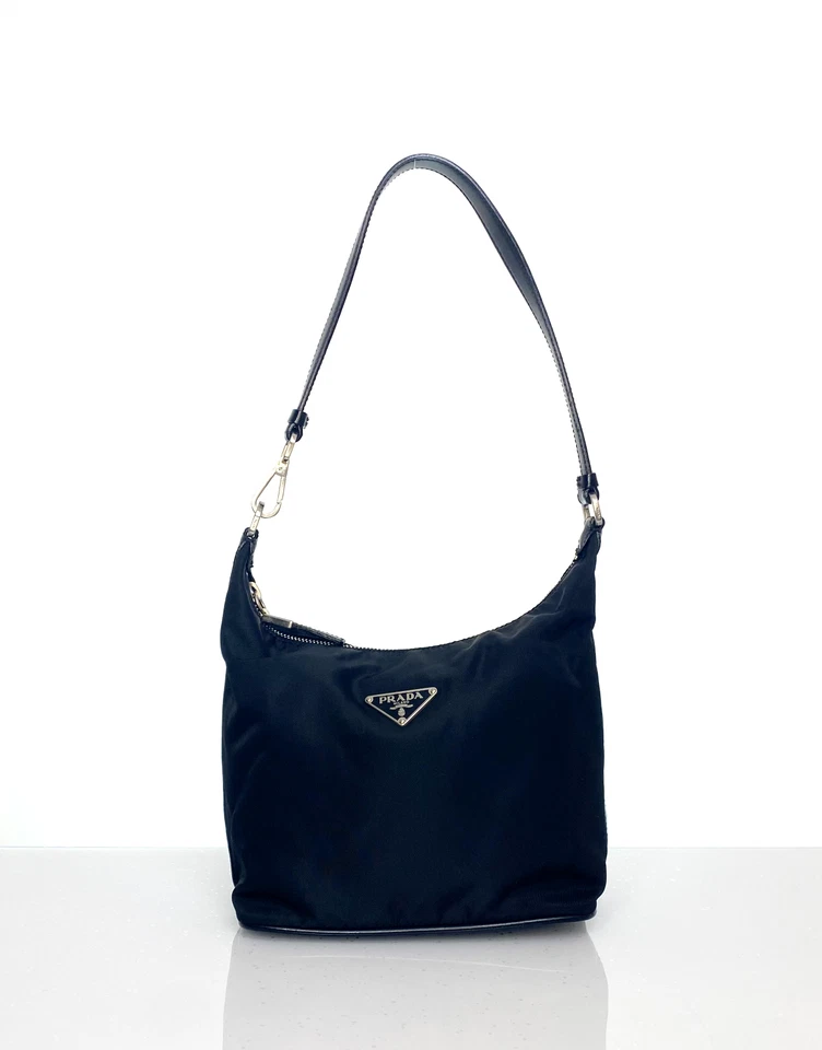 Bolso hobo vintage Prada pequeño de nailon negro con correa para el hombro gancho Foto 1 de 4