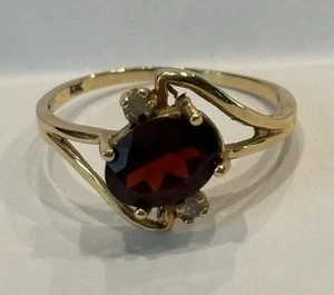 Anello in oro giallo 10 kt con granati e diamanti misura 1,65 g 6,25 - Foto 1 di 5