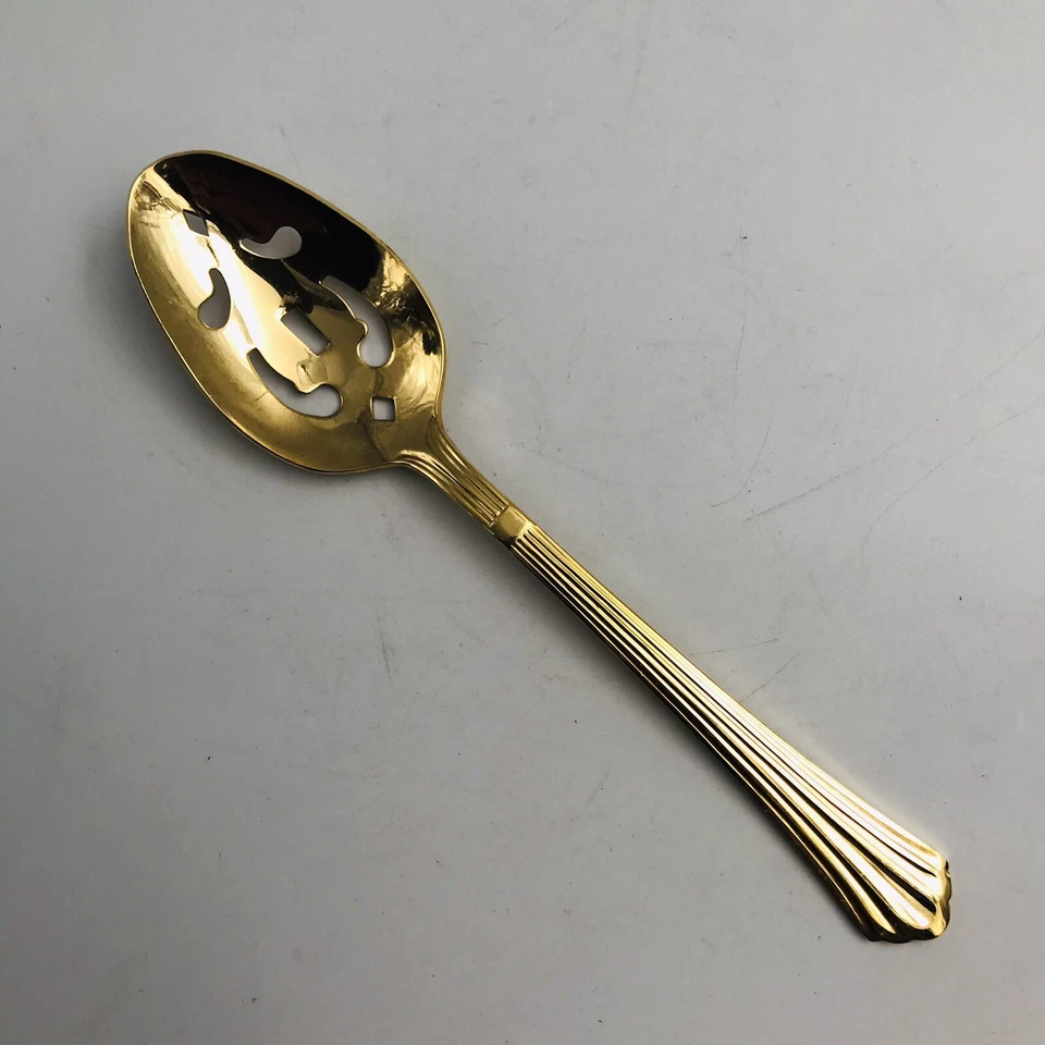 Hampton Forge 金色不锈钢扇贝罗纹图案开槽餐勺 8 — 第 1/4 张图片