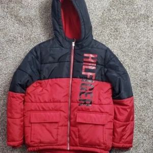 Chaqueta grande con capucha roja para niño Tommy Hilfiger - Imagen 1 de 7
