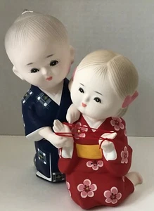 CUTE JAPANESE CHILDREN IN KIMONOS PLAYING STRING GAME FIGURINE - Picture 1 of 6