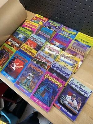 R. L. Stine - GOOSEBUMPS - 21 Book Lot Acceptable Condition Vintage Foto 1 de 4