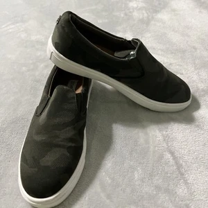 Zapatos, Tenis STEVE MADDEN 7M Para Mujer Verde Camuflaje Céntrico Sin Cordones - Imagen 1 de 9