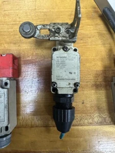 Interruptor micro límite Yamatake 1LS1-J W305 - Imagen 1 de 1