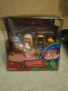 2009 Peanuts Charlie Brown Christmas Pageant 6 Figure Set Fold Out Play Stage. - Bild 1 von 3