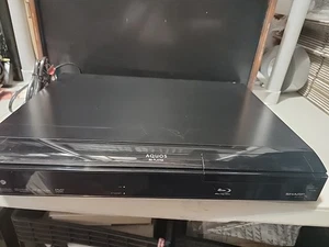 Sharp AQUOS Lettore Blu-ray Disc 1080p 2.0 Versione BD-Live BD-HP210U - NO TELECOMANDO - Foto 1 di 11