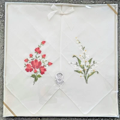 NUEVA CAJA Vintage DESCO Rosa Lirios Set 2 Pañuelos Suiza Bordados Foto 1 de 4