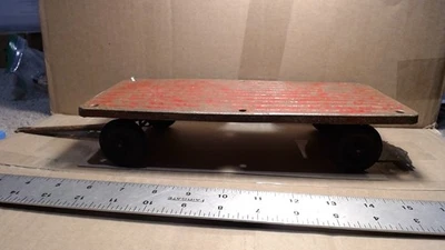 Remolque de heno de plataforma plana vintage rojo con neumáticos de goma dura, la cama mide 11" de largo - 1:16? Foto 1 de 4