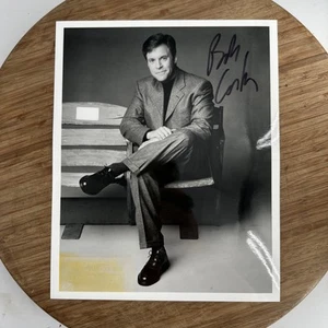 FOTO DE PRENSA PROMOCIONAL DE BOB COSTAS FIRMADO 8 x 10 AUTÓGRAFO NBC - Imagen 1 de 4