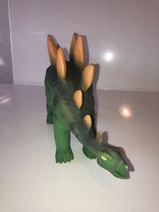 Figura de dinosaurio Toysrus Maidenhead Stegosaurus grande de goma suave 2015 leer - Imagen 1 de 10
