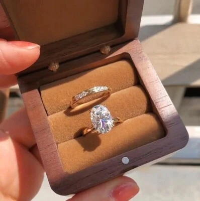 Juego de anillos de boda de moissanita de corte ovalado VVS1 3,20 CTW enchapados en oro amarillo de 14 k Foto 1 de 4