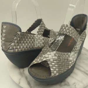 Zapatos Bernie Mev Para Mujer Talla 8.5 Gris Plateado Cuña Tela Elástica Punta Abierta - Imagen 1 de 13