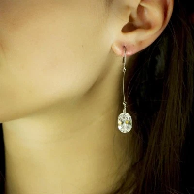 Pendientes de novia clásicos transparentes con forma ovalada de piedra  Foto 1 de 4