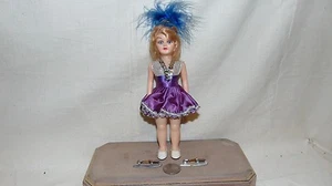 MUÑECA PATINADORA DE HIELO OJOS SOMNOLIENTOS DE PLÁSTICO 7 3/4" CON PATINES VESTIDO PÚRPURA - Imagen 1 de 11
