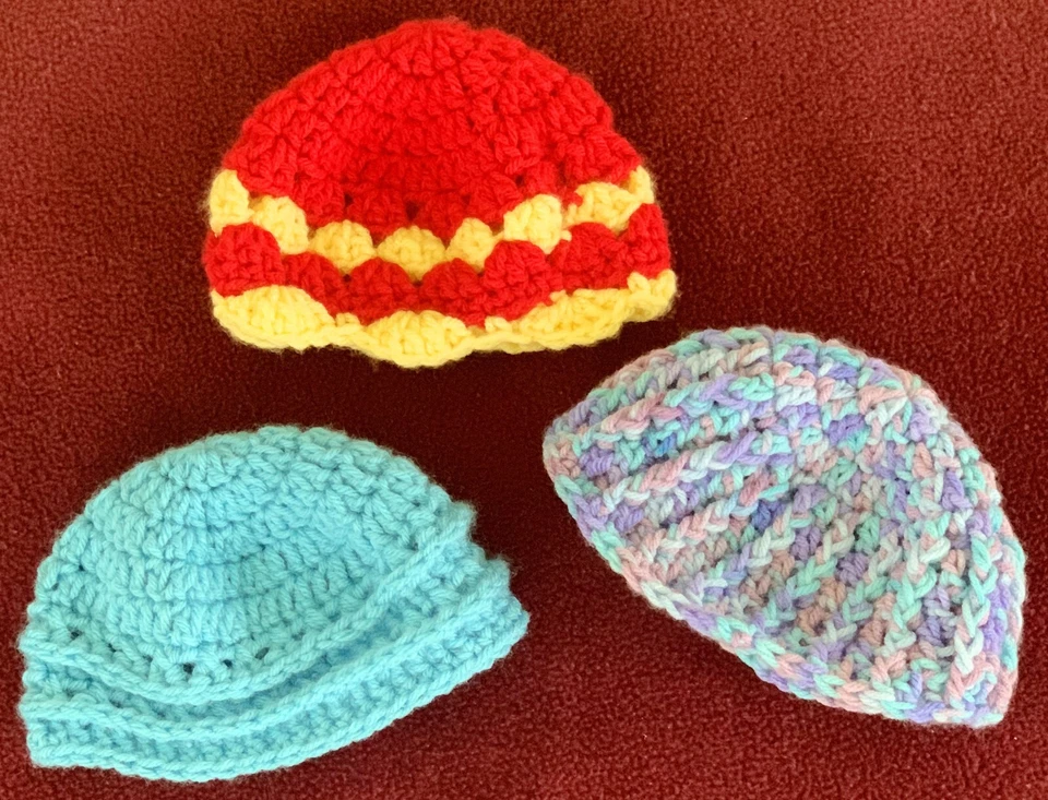 Juego de 3 gorras/gorras de bebé hechas a mano de 0-3 meses Foto 1 de 1