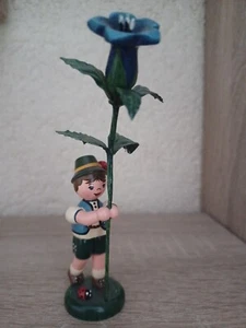 Hubrig Volkskunst 'Blumenkinder Junge mit Enzian - 11cm' - Bild 1 von 2
