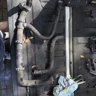 2017-2020 CHEVROLET TAHOE RADIATOR LOWER WATER COOLANT OUTLET HOSE TUBE - Image 1 of 4