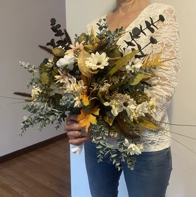 Hermoso ramo de boda nupcial económico hecho a mano flores sintéticas blanco amarillo negro Foto 1 de 4