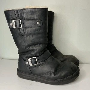 UGG • 5678 Botas de motociclista con hebilla de cuero negro Kensington para mujer talla 7 - Imagen 1 de 8