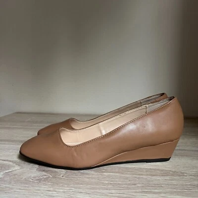 Zapatos de salón de cuña ADRIENNE VITTADINI Palmer talla 7 de cuero sintético para mujer color tostado Foto 1 de 4