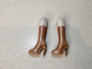 BARBIE SCHUHE MY SCENE SWAPPIN STYLES KENNEDY GOLD HOHE STIEFEL NUR PUPPENSCHUHE - Bild 1 von 3